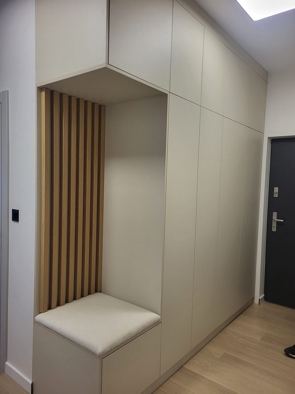 Elegancka szafa z lamelami na zamówienie w Warszawie